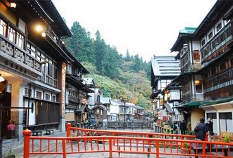 日本東北銀山溫泉街