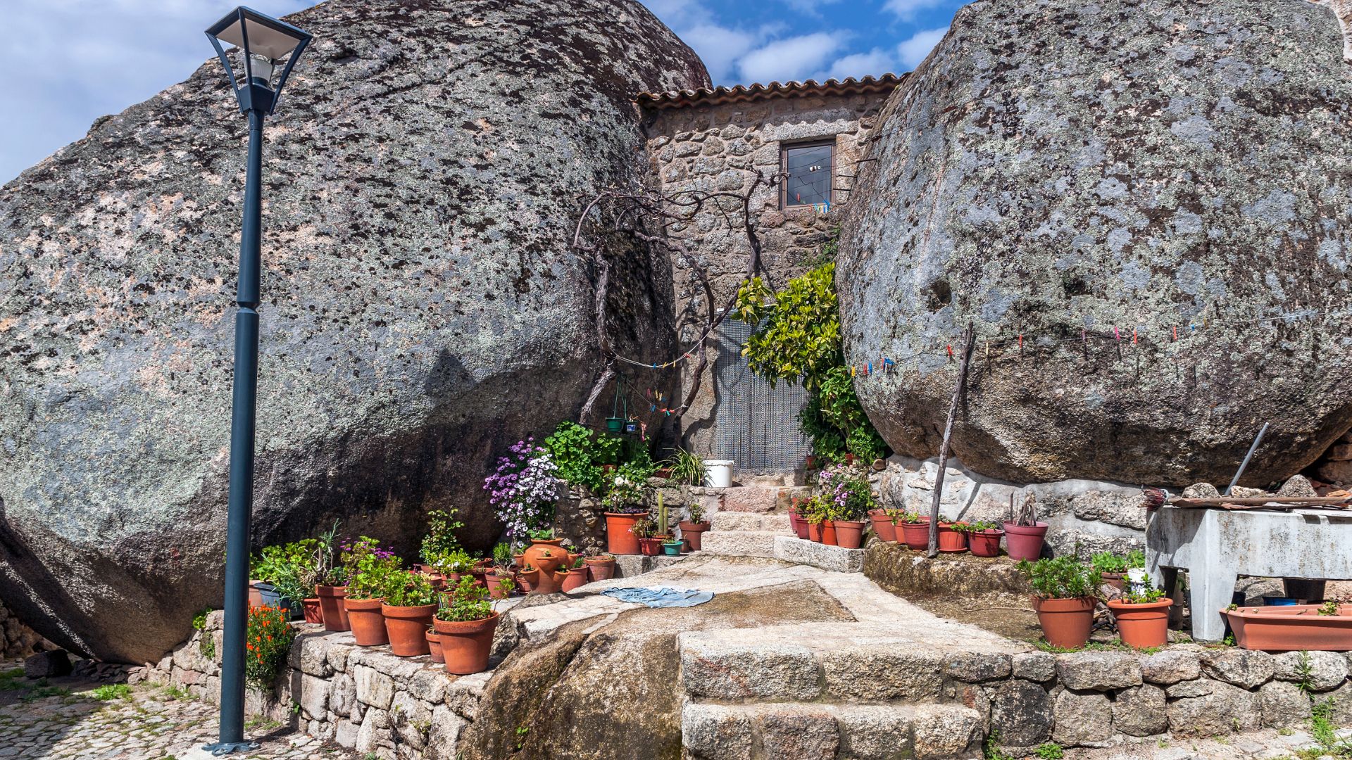 蒙桑托巨石村 (Monsanto)