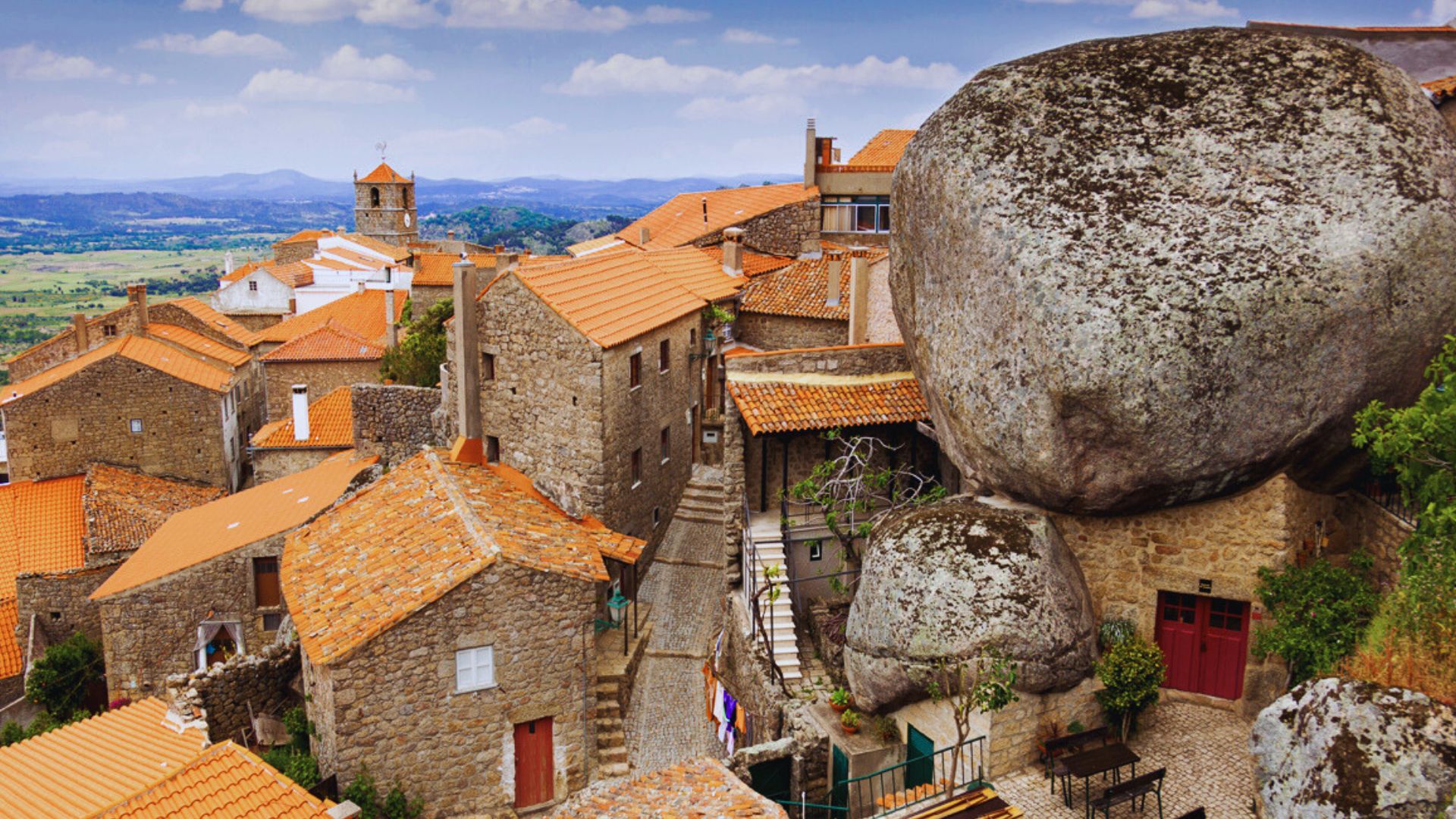 蒙桑托巨石村 (Monsanto)