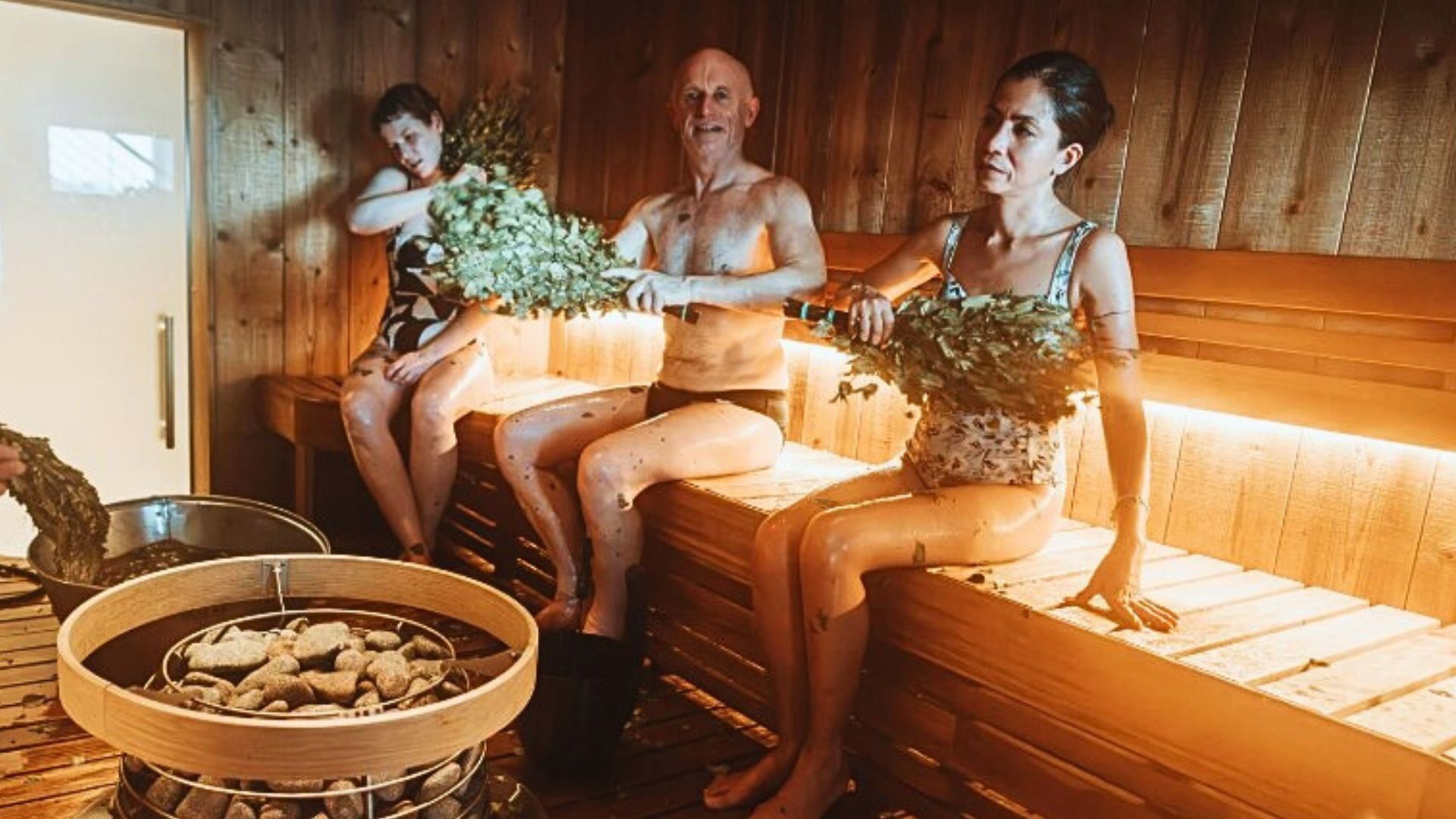 芬蘭冬季三大明星體驗桑拿浴芬蘭浴