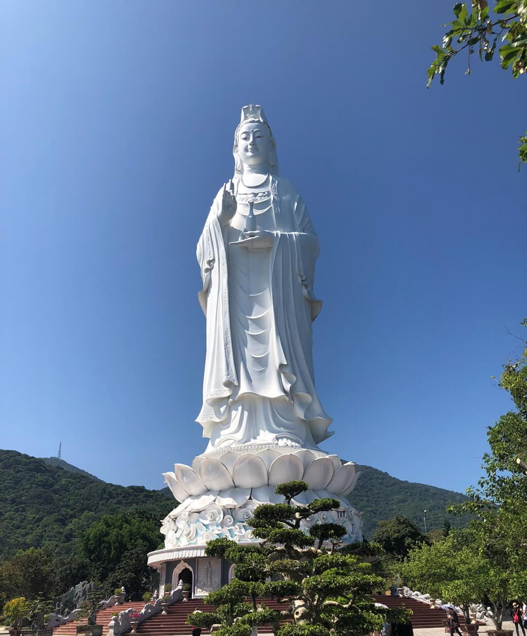 山茶半島上有一座知名的靈應寺