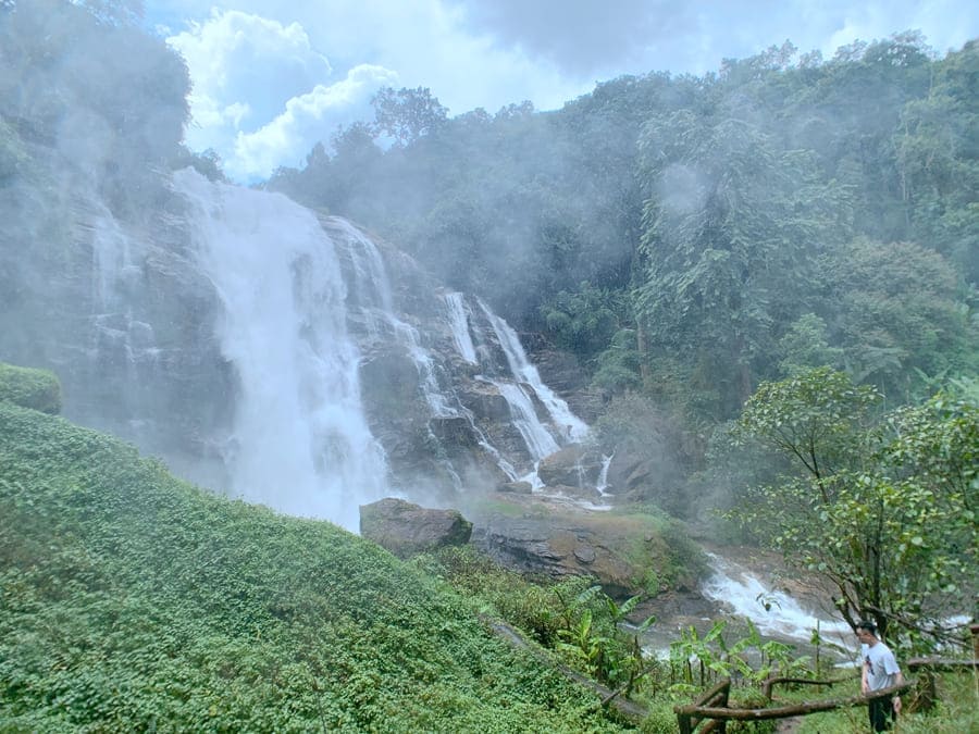 茵他濃國家公園-Wachirathan Waterfall瀑布水氣風大容易濕