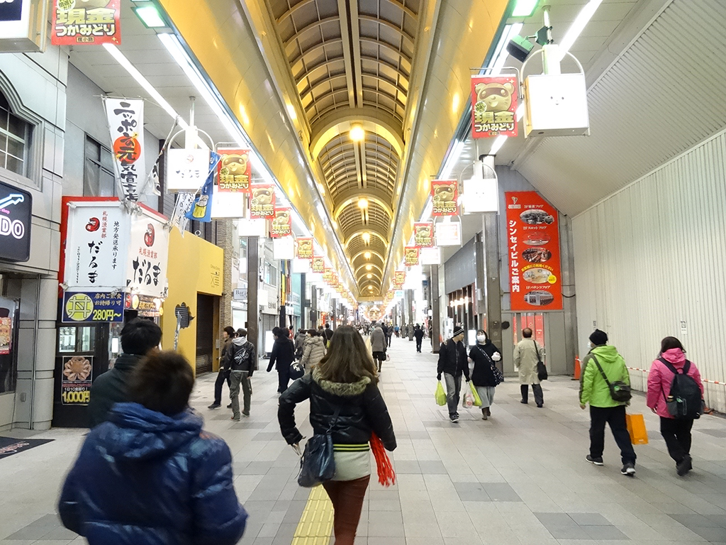 其中不論是北海道跟團旅遊，或是北海道自由行的旅客，必去的地方就是最熱鬧又繁榮的狸小路