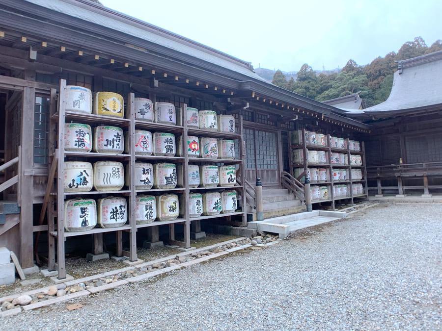 神社內供奉酒祈福