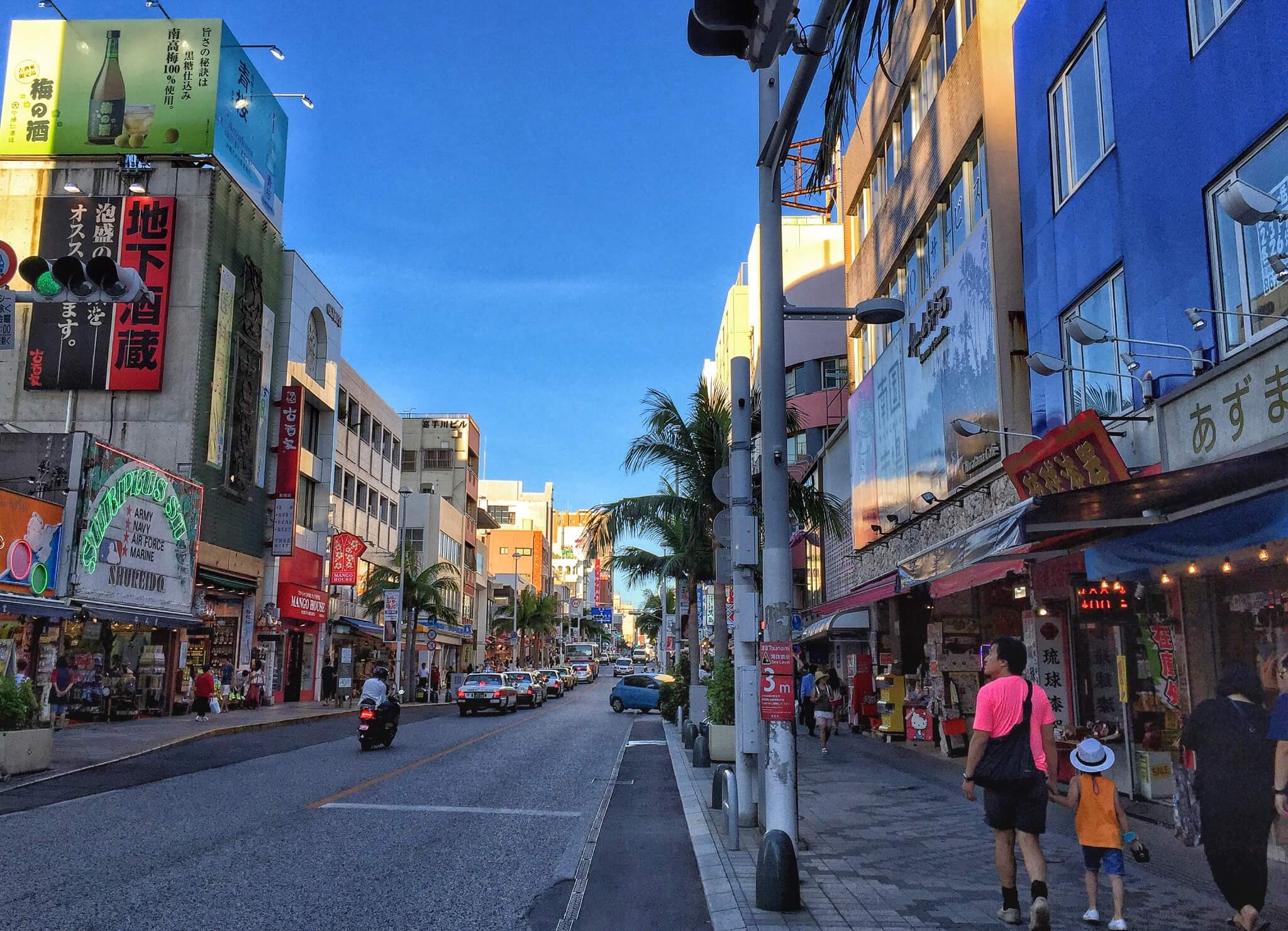 沖繩國際通最早建成於1933年，是當時連接原那霸市中心至首里市的最短路線，當地人慣稱「新縣道」。此路甫建成之時，其周圍人煙稀少。