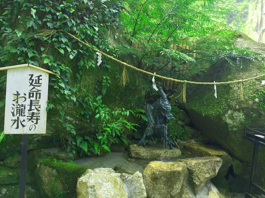 飛瀧神社瀧水