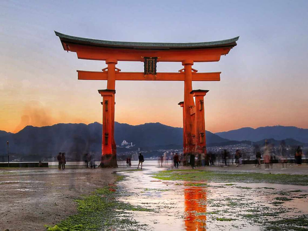 日本三景之一的宮島，最知名的是聳立在海水中的嚴島神社大鳥居
