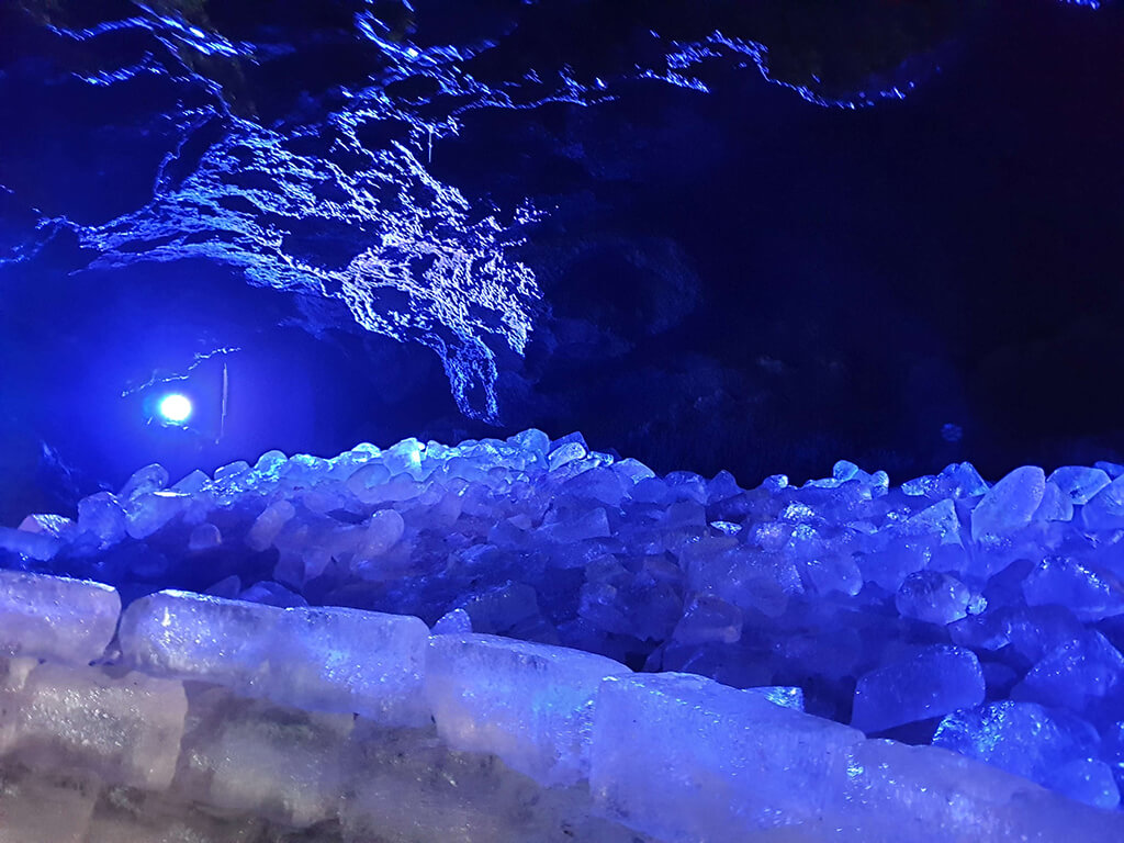 鳴澤冰穴位於青木原樹海的東邊的入口處