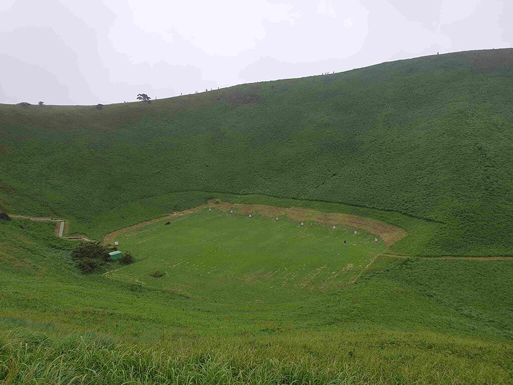 登上大室山的山頂可遠眺富士山全貌