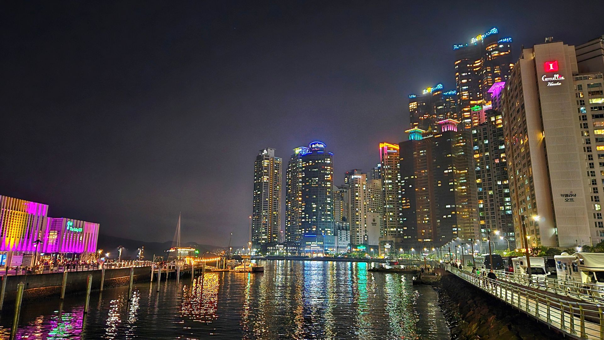 The bay 101水中倒影