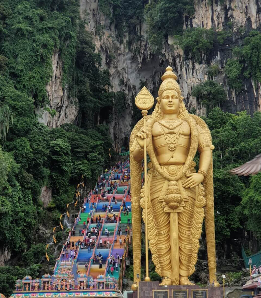 到達黑風洞後，會先看到世界最高室建陀神像