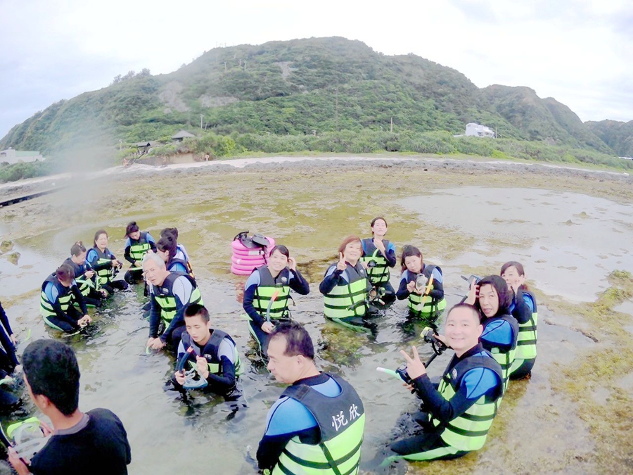 綠島浮潛教學穿戴呼吸管適應用嘴巴呼吸