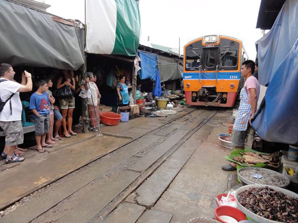 想一睹這特別的場景，就快到美功鐵道市場一日遊吧