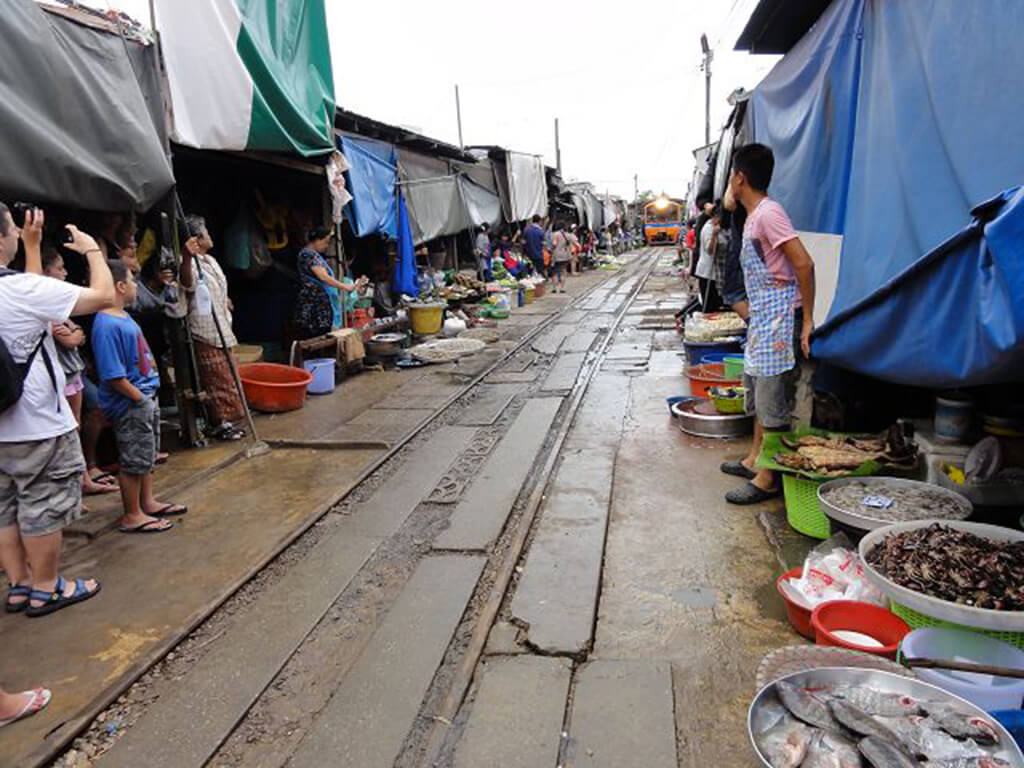 美功鐵道市場營業時間及火車進站時間