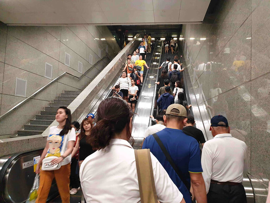 拉差達火車夜市地點緊鄰捷運站