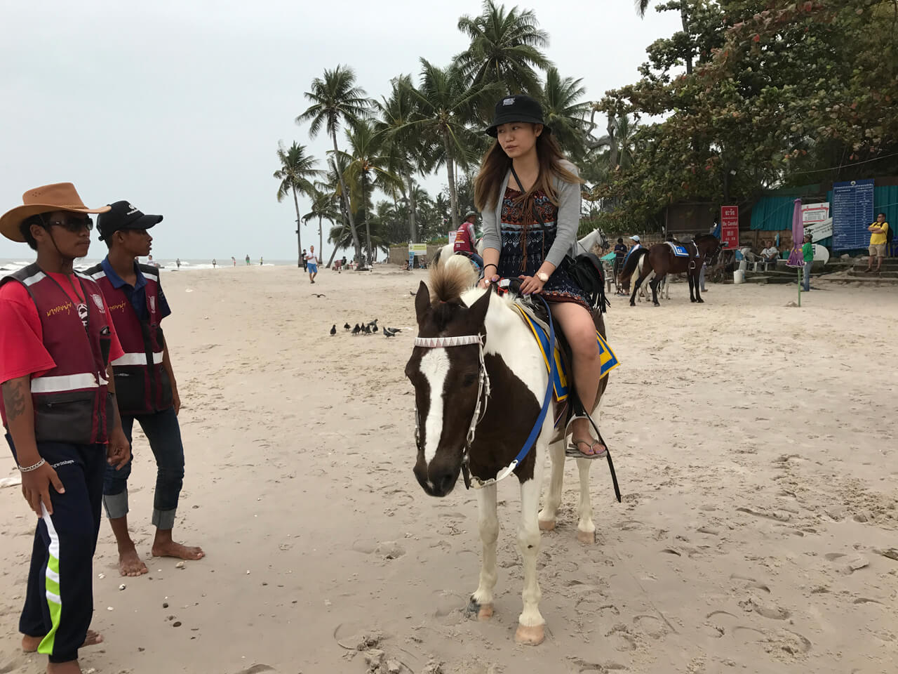 泰國海島旅遊：沙灘騎馬