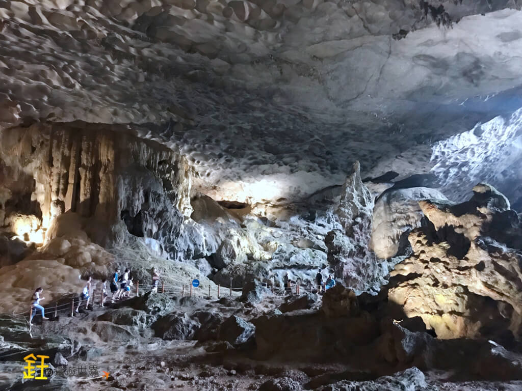 下龍灣群島中有許多島嶼內都有壯麗的溶洞景觀